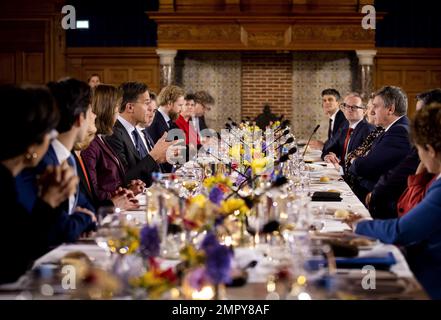 DEN B.Sc. - Premier ministre Mark Rutte, Premier ministre Jan Jambon et les ministres néerlandais et flamand lors du sommet du gouvernement flamand-néerlandais. Une délégation des gouvernements néerlandais et flamand se réunit pour promouvoir une bonne coopération dans de nombreux domaines. ANP KOEN VAN WEEL pays-bas hors - belgique hors Banque D'Images