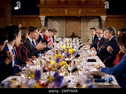 DEN B.Sc. - Premier ministre Mark Rutte, Premier ministre Jan Jambon et les ministres néerlandais et flamand lors du sommet du gouvernement flamand-néerlandais. Une délégation des gouvernements néerlandais et flamand se réunit pour promouvoir une bonne coopération dans de nombreux domaines. ANP KOEN VAN WEEL pays-bas hors - belgique hors Banque D'Images