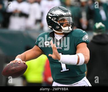 Philadelphie, Pennsylvanie, États-Unis. 29th janvier 2023. Pennsylvania, USA; Philadelphia Eagles Quarterback Jalen Hurts (1) se réchauffe avant le championnat NFC contre le San Francisco 49ers à Philadelphie, Pennsylvanie. Crédit obligatoire Eric Canha/CSM/Alay Live News Banque D'Images