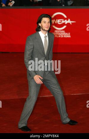 Ben Barnes marche sur le tapis rouge lors de la première de « Easy Virtue » au Festival du film de Rome, en Italie. 10/27/08. Banque D'Images