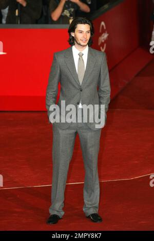 Ben Barnes marche sur le tapis rouge lors de la première de « Easy Virtue » au Festival du film de Rome, en Italie. 10/27/08. Banque D'Images