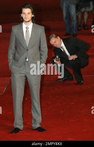 Ben Barnes marche sur le tapis rouge lors de la première de « Easy Virtue » au Festival du film de Rome, en Italie. 10/27/08. Banque D'Images