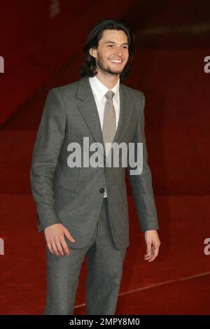 Ben Barnes marche sur le tapis rouge lors de la première de « Easy Virtue » au Festival du film de Rome, en Italie. 10/27/08. Banque D'Images