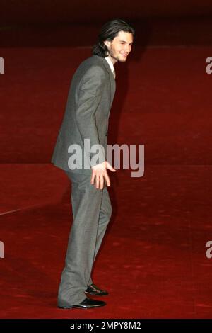 Ben Barnes marche sur le tapis rouge lors de la première de « Easy Virtue » au Festival du film de Rome, en Italie. 10/27/08. Banque D'Images