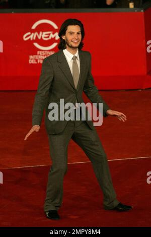 Ben Barnes marche sur le tapis rouge lors de la première de « Easy Virtue » au Festival du film de Rome, en Italie. 10/27/08. Banque D'Images