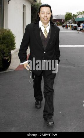 L'acteur Efren Ramirez arrive à la Malibu Lumber Yard avec une petite amie pour la collecte de fonds annuelle 1st de la FusionStorm Foundation au profit de l'Ocean Voyages Institute et du projet Kaisei. Le but de l'Ocean Voyages Institute et du projet Kaisei est de nettoyer le Gyre du Pacifique Nord. Los Angeles, Californie. 06/05/10. Banque D'Images