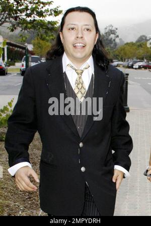 L'acteur Efren Ramirez arrive à la Malibu Lumber Yard avec une petite amie pour la collecte de fonds annuelle 1st de la FusionStorm Foundation au profit de l'Ocean Voyages Institute et du projet Kaisei. Le but de l'Ocean Voyages Institute et du projet Kaisei est de nettoyer le Gyre du Pacifique Nord. Los Angeles, Californie. 06/05/10. Banque D'Images