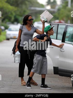 EXCLUSIF !! Le fils de Boris Becker, Elias, a 13 ans aujourd'hui et est devenu adolescent. Le fils moyen de Boris, qui est maintenant presque aussi grand que sa mère Barbara, a été vu rentrer de l'école à son anniversaire. Boris est actuellement à New York commentant l'US tennis Open. Le frère aîné d'Elias, Noah, a pris l'avion pour Los Angeles plus tôt ce matin. Miami Beach, Floride. 4th septembre 2012. Banque D'Images