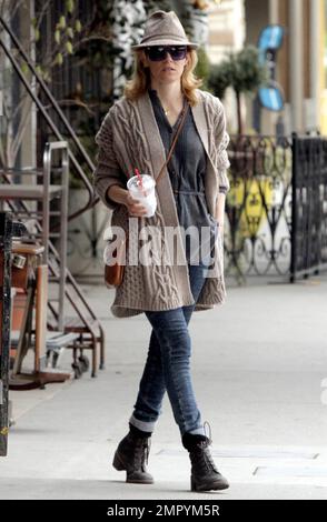 L'actrice Elizabeth Banks a l'air terreuse dans un fedora, pull en maille torsadée, haut gris et jeans jumelés avec des bottes noires et un petit sac à main marron comme elle quitte un magasin de sandwich. L'étoile « un sur un bord » sourit alors qu'elle se promenait avec une tasse à emporter et discutait avec un ami. Los Angeles, Californie. 7th février 2012. Banque D'Images