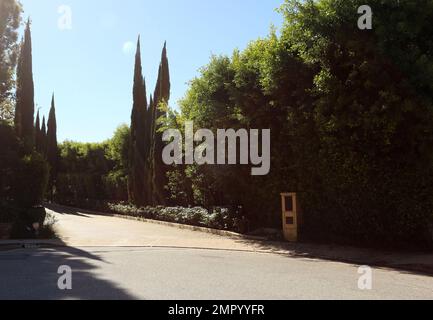 Vue sur la rue du domaine de 33M $, qui venait d'être acheté par Elton John. Le vaste manoir de Beverly Hills dispose d'un long trajet privé menant à ce domaine de près de trois hectares. Magnifiquement aménagé pour une intimité et une sécurité maximales à quelques minutes de l'hôtel Beverly Hills. Plus de 20 000 mètres carrés d'espace de vie, conçu par KAA Associates, offrent des collections de divertissement à grande échelle et d'art de classe mondiale. Toutes les chambres principales font face à des hectares de jardins et de jardins avec des vues spectaculaires sur le canyon et les lumières de la ville comme arrière-plan. La maison principale comprend 7 chambres, 13 salles de bains, plus 3 personnes séparées bedro Banque D'Images