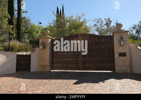 Vue sur la rue du domaine de 33M $, qui venait d'être acheté par Elton John. Le vaste manoir de Beverly Hills dispose d'un long trajet privé menant à ce domaine de près de trois hectares. Magnifiquement aménagé pour une intimité et une sécurité maximales à quelques minutes de l'hôtel Beverly Hills. Plus de 20 000 mètres carrés d'espace de vie, conçu par KAA Associates, offrent des collections de divertissement à grande échelle et d'art de classe mondiale. Toutes les chambres principales font face à des hectares de jardins et de jardins avec des vues spectaculaires sur le canyon et les lumières de la ville comme arrière-plan. La maison principale comprend 7 chambres, 13 salles de bains, plus 3 personnes séparées bedro Banque D'Images