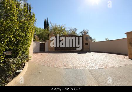 Vue sur la rue du domaine de 33M $, qui venait d'être acheté par Elton John. Le vaste manoir de Beverly Hills dispose d'un long trajet privé menant à ce domaine de près de trois hectares. Magnifiquement aménagé pour une intimité et une sécurité maximales à quelques minutes de l'hôtel Beverly Hills. Plus de 20 000 mètres carrés d'espace de vie, conçu par KAA Associates, offrent des collections de divertissement à grande échelle et d'art de classe mondiale. Toutes les chambres principales font face à des hectares de jardins et de jardins avec des vues spectaculaires sur le canyon et les lumières de la ville comme arrière-plan. La maison principale comprend 7 chambres, 13 salles de bains, plus 3 personnes séparées bedro Banque D'Images