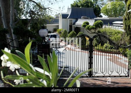 Il est rapporté que l'ancienne maison d'Elvis Presley et femme Priscilla est maintenant en vente avec un prix demandé de $12,95 millions. Selon les rapports, le couple légendaire a acheté la maison pour $400k en 1972. La maison de 5 367 pieds carrés, 4 chambres, 5 salles de bains offre une vue sur la ville et la mer et a été entièrement rénovée avec de nouveaux étages, la cuisine du chef rénovée et la piscine et le spa. La maison, construite en 1958, comprend également des fenêtres pleine hauteur qui laissent beaucoup de lumière naturelle, un salon formel et une combinaison principale, entre autres caractéristiques de luxe. Beverly Hills, Californie. 25th octobre 2012. Banque D'Images