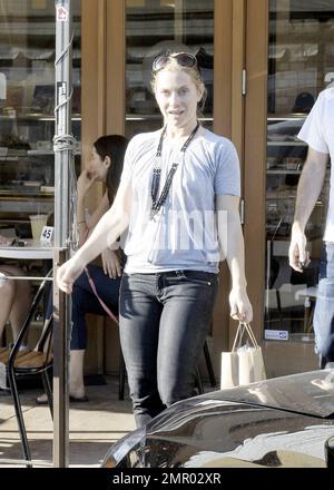 Exclusif !! Emily Procter, la star de « CSI Miami », quitte un café à Hollywood avec un ami masculin. Emily a précédemment joué le rôle de conseiller associé à la Maison-Blanche Ainsley Hayes sur la série à succès 'The West Wing'. Los Angeles, Californie. 9/23/08. Banque D'Images