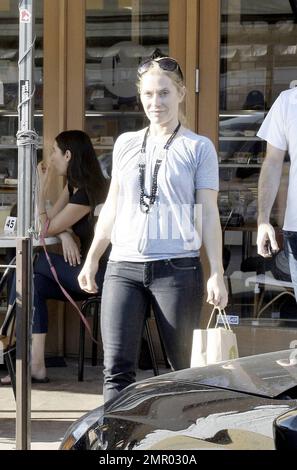 Exclusif !! Emily Procter, la star de « CSI Miami », quitte un café à Hollywood avec un ami masculin. Emily a précédemment joué le rôle de conseiller associé à la Maison-Blanche Ainsley Hayes sur la série à succès 'The West Wing'. Los Angeles, Californie. 9/23/08. Banque D'Images