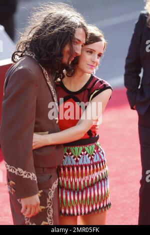 Emma Watson et Ezra Miller aux MTV Video Music Awards 2012 qui se tiennent au Staples Center de Los Angeles, Californie. 6th septembre 2012. Banque D'Images