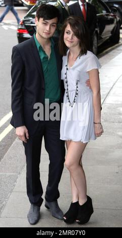 Douglas Booth et sa petite amie posent pour la caméra lors de la fête anniversaire 60th du Ballet national anglais qui s'est tenue à l'hôtel Dorchester. La compagnie de ballet classique a été fondée par Dame Alicia Markova et Sir Anton Dolin. Londres, Royaume-Uni. 06/15/10. Banque D'Images