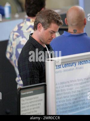 Eric Dane s'est enregistré ce matin pour un vol en dehors de LAX. La star « Grays Anatomy » et « marley & Me » ont fait des plaisanteries avec des photographes lorsqu'il a traversé le terminal. Los Angeles, Californie. 5/6/09. Banque D'Images