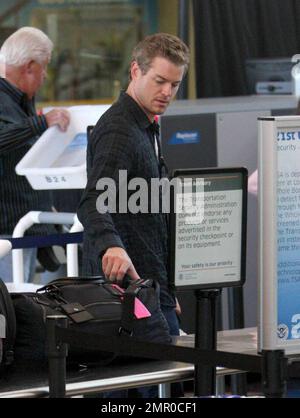 Eric Dane s'est enregistré ce matin pour un vol en dehors de LAX. La star « Grays Anatomy » et « marley & Me » ont fait des plaisanteries avec des photographes lorsqu'il a traversé le terminal. Los Angeles, Californie. 5/6/09. Banque D'Images