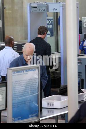 Eric Dane s'est enregistré ce matin pour un vol en dehors de LAX. La star « Grays Anatomy » et « marley & Me » ont fait des plaisanteries avec des photographes lorsqu'il a traversé le terminal. Los Angeles, Californie. 5/6/09. Banque D'Images