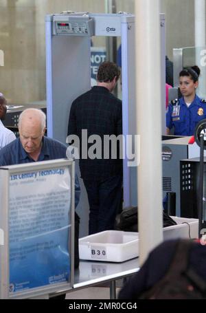 Eric Dane s'est enregistré ce matin pour un vol en dehors de LAX. La star « Grays Anatomy » et « marley & Me » ont fait des plaisanteries avec des photographes lorsqu'il a traversé le terminal. Los Angeles, Californie. 5/6/09. Banque D'Images