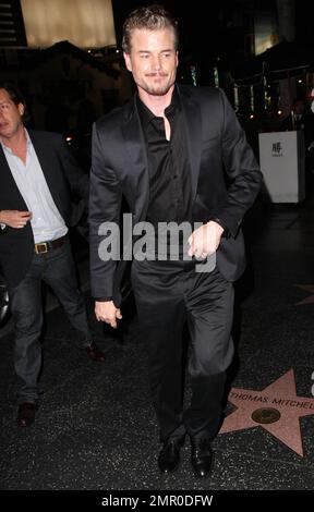 L'acteur Eric Dane semble net dans un costume noir alors qu'il arrive au restaurant Katsuya après avoir assisté à la première de 'Burlesque' avec sa femme, l'actrice Rebecca Gayheart. Los Angeles, Californie. 11/15/10. Banque D'Images