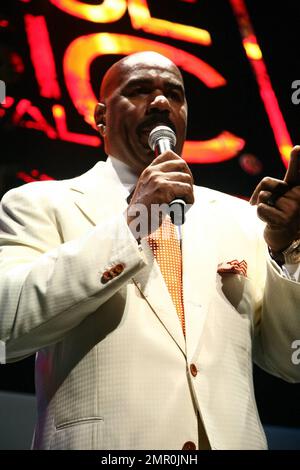 Le comédien Steve Harvey joue en direct sur scène pendant le festival essence Music de 2010, célébrant la musique et la culture afro-américaines, qui s'est tenu au Louisiana Superdome. La Nouvelle-Orléans, LOUISIANE. 07/03/10. Banque D'Images