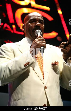Le comédien Steve Harvey joue en direct sur scène pendant le festival essence Music de 2010, célébrant la musique et la culture afro-américaines, qui s'est tenu au Louisiana Superdome. La Nouvelle-Orléans, LOUISIANE. 07/03/10. . Banque D'Images