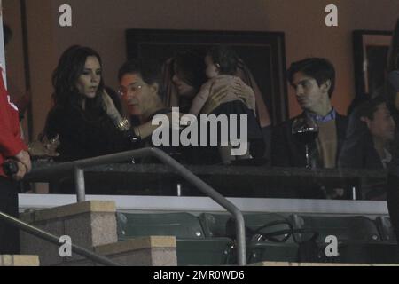 L'actrice Eva Longoria se joint à Victoria Beckham et à sa famille pour regarder David Beckham et la Galaxie lors du premier tour des éliminatoires. EVA semble profiter de son temps avec le clan Beckham comme elle sipe le vin et à un moment ou à un autre tient et joue même avec le bébé Harper Seven, qui a presque 3 mois. Los Angeles, Californie. 3rd novembre 2011. Banque D'Images