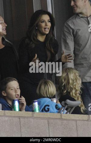 L'actrice Eva Longoria se joint à Victoria Beckham et à sa famille pour regarder David Beckham et la Galaxie lors du premier tour des éliminatoires. EVA semble profiter de son temps avec le clan Beckham comme elle sipe le vin et à un moment ou à un autre tient et joue même avec le bébé Harper Seven, qui a presque 3 mois. Los Angeles, Californie. 3rd novembre 2011. Banque D'Images