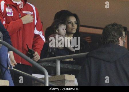 L'actrice Eva Longoria se joint à Victoria Beckham et à sa famille pour regarder David Beckham et la Galaxie lors du premier tour des éliminatoires. EVA semble profiter de son temps avec le clan Beckham comme elle sipe le vin et à un moment ou à un autre tient et joue même avec le bébé Harper Seven, qui a presque 3 mois. Los Angeles, Californie. 3rd novembre 2011. Banque D'Images
