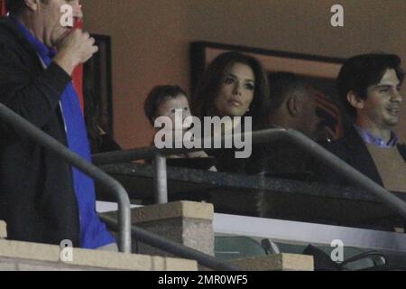 L'actrice Eva Longoria se joint à Victoria Beckham et à sa famille pour regarder David Beckham et la Galaxie lors du premier tour des éliminatoires. EVA semble profiter de son temps avec le clan Beckham comme elle sipe le vin et à un moment ou à un autre tient et joue même avec le bébé Harper Seven, qui a presque 3 mois. Los Angeles, Californie. 3rd novembre 2011. . Banque D'Images