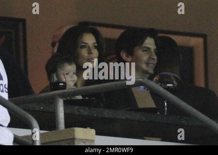 L'actrice Eva Longoria se joint à Victoria Beckham et à sa famille pour regarder David Beckham et la Galaxie lors du premier tour des éliminatoires. EVA semble profiter de son temps avec le clan Beckham comme elle sipe le vin et à un moment ou à un autre tient et joue même avec le bébé Harper Seven, qui a presque 3 mois. Los Angeles, Californie. 3rd novembre 2011. . Banque D'Images