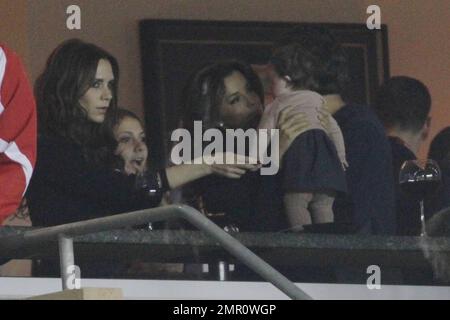 L'actrice Eva Longoria se joint à Victoria Beckham et à sa famille pour regarder David Beckham et la Galaxie lors du premier tour des éliminatoires. EVA semble profiter de son temps avec le clan Beckham comme elle sipe le vin et à un moment ou à un autre tient et joue même avec le bébé Harper Seven, qui a presque 3 mois. Los Angeles, Californie. 3rd novembre 2011. . Banque D'Images