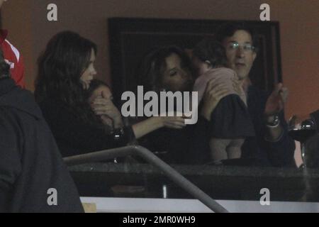 L'actrice Eva Longoria se joint à Victoria Beckham et à sa famille pour regarder David Beckham et la Galaxie lors du premier tour des éliminatoires. EVA semble profiter de son temps avec le clan Beckham comme elle sipe le vin et à un moment ou à un autre tient et joue même avec le bébé Harper Seven, qui a presque 3 mois. Los Angeles, Californie. 3rd novembre 2011. . Banque D'Images