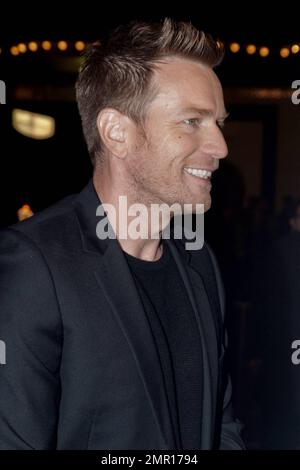 L'acteur Ewan McGregor parle avec des journalistes et marche le tapis rouge lorsqu'il arrive à une projection de l'écrivain fantôme de Roman Polanski pendant le week-end de clôture du Festival de Sydney. McGregor, qui joue dans le thriller dramatique en face de Pierce Brosnan et Tom Wilkinson, sourit et paraissait heureux en discutant avec la presse. Sydney, Australie. 06/13/10. Banque D'Images