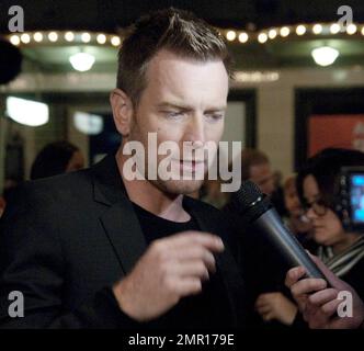 L'acteur Ewan McGregor parle avec des journalistes et marche le tapis rouge lorsqu'il arrive à une projection de l'écrivain fantôme de Roman Polanski pendant le week-end de clôture du Festival de Sydney. McGregor, qui joue dans le thriller dramatique en face de Pierce Brosnan et Tom Wilkinson, sourit et paraissait heureux en discutant avec la presse. Sydney, Australie. 06/13/10. Banque D'Images