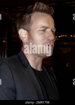 L'acteur Ewan McGregor parle avec des journalistes et marche le tapis rouge lorsqu'il arrive à une projection de l'écrivain fantôme de Roman Polanski pendant le week-end de clôture du Festival de Sydney. McGregor, qui joue dans le thriller dramatique en face de Pierce Brosnan et Tom Wilkinson, sourit et paraissait heureux en discutant avec la presse. Sydney, Australie. 06/13/10. Banque D'Images