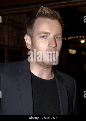 L'acteur Ewan McGregor parle avec des journalistes et marche le tapis rouge lorsqu'il arrive à une projection de l'écrivain fantôme de Roman Polanski pendant le week-end de clôture du Festival de Sydney. McGregor, qui joue dans le thriller dramatique en face de Pierce Brosnan et Tom Wilkinson, sourit et paraissait heureux en discutant avec la presse. Sydney, Australie. 06/13/10. . Banque D'Images