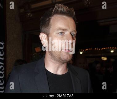 L'acteur Ewan McGregor parle avec des journalistes et marche le tapis rouge lorsqu'il arrive à une projection de l'écrivain fantôme de Roman Polanski pendant le week-end de clôture du Festival de Sydney. McGregor, qui joue dans le thriller dramatique en face de Pierce Brosnan et Tom Wilkinson, sourit et paraissait heureux en discutant avec la presse. Sydney, Australie. 06/13/10. . Banque D'Images