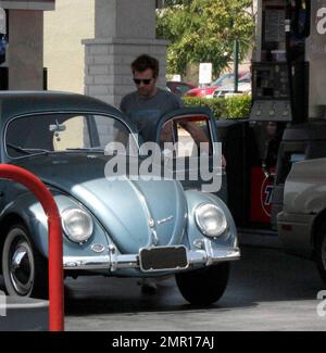 Exclusif !! Ewan McGregor s'arrête à une station-service dans un classique Volkswagen Beetle. Il remplit la voiture et deux petits conteneurs de gaz portables. Il est entré dans le compartiment avant pour remplir la voiture de gaz. LA, CA, 05/15/09. Banque D'Images