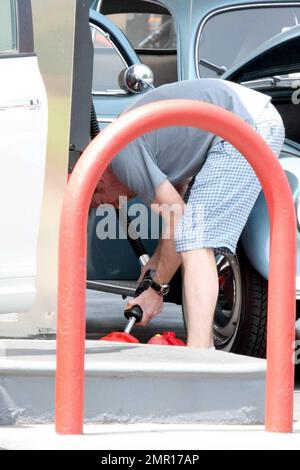 Exclusif !! Ewan McGregor s'arrête à une station-service dans un classique Volkswagen Beetle. Il remplit la voiture et deux petits conteneurs de gaz portables. Il est entré dans le compartiment avant pour remplir la voiture de gaz. LA, CA, 05/15/09. Banque D'Images