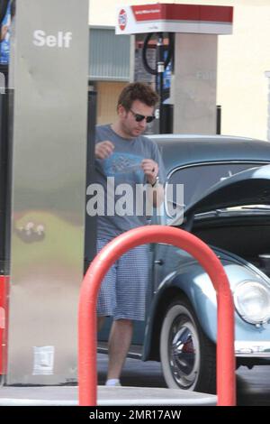 Exclusif !! Ewan McGregor s'arrête à une station-service dans un classique Volkswagen Beetle. Il remplit la voiture et deux petits conteneurs de gaz portables. Il est entré dans le compartiment avant pour remplir la voiture de gaz. LA, CA, 05/15/09. Banque D'Images