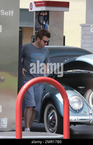 Exclusif !! Ewan McGregor s'arrête à une station-service dans un classique Volkswagen Beetle. Il remplit la voiture et deux petits conteneurs de gaz portables. Il est entré dans le compartiment avant pour remplir la voiture de gaz. LA, CA, 05/15/09. Banque D'Images