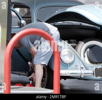 Exclusif !! Ewan McGregor s'arrête à une station-service dans un classique Volkswagen Beetle. Il remplit la voiture et deux petits conteneurs de gaz portables. Il est entré dans le compartiment avant pour remplir la voiture de gaz. LA, CA, 05/15/09. Banque D'Images