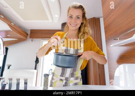Une femme en camping-cuisine Banque D'Images