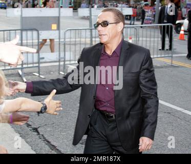 Jean Claude Van Damme arrive à la première de 'The Expendables 2' à Los Angeles, CA. 15th août 2012. Banque D'Images
