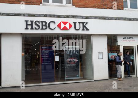 Slough, Berkshire, Royaume-Uni. 31st janvier 2023. Une succursale de HSBC UK Bank à Slough High Street. La Banque d'Angleterre devrait augmenter le taux d'intérêt de base à 4 %, ce qui est le plus élevé depuis le krach du marché en 2008. Crédit : Maureen McLean/Alay Live News Banque D'Images