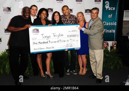 (G-D) Jimmie 'JJ' Walker, Rob Dearstine, Tonya Traylor, Mindy Lane, Michael Yo, Dawn Neils et Adrian Fox assiste face of Classic $100 000 Dream Job au Seminole Casino Hollywood Classic à Hollywood, FL. 23rd août 2011. Banque D'Images