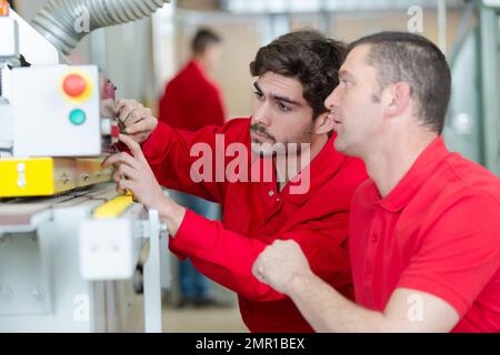Apprenti ingénieur et l'utilisation de machine de découpe informatisé Banque D'Images